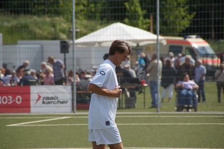 benefiz-fussballspiel