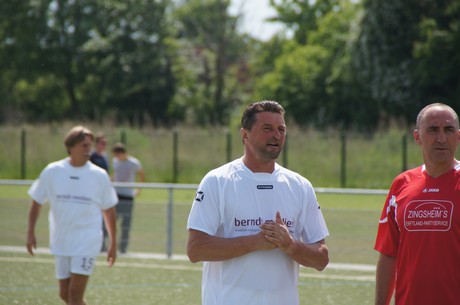 benefiz-fussballspiel