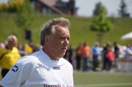 benefiz-fussballspiel
