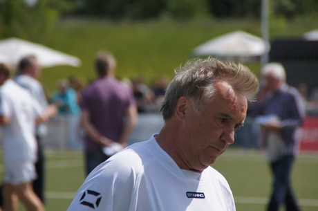 benefiz-fussballspiel