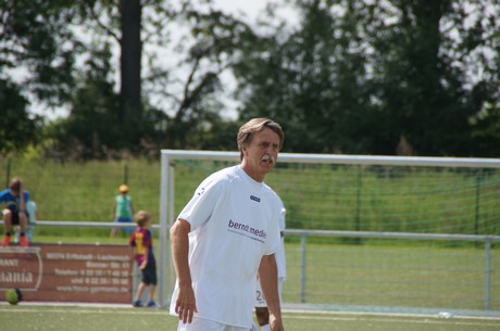 benefiz-fussballspiel