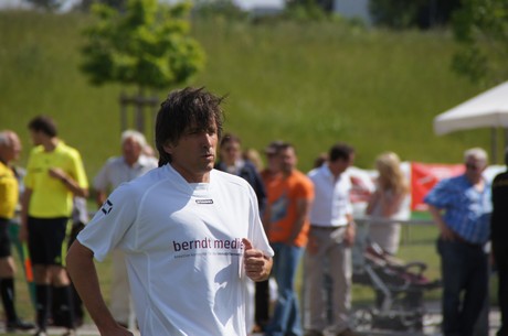benefiz-fussballspiel