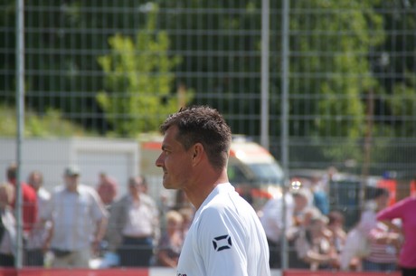 benefiz-fussballspiel