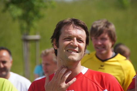 benefiz-fussballspiel