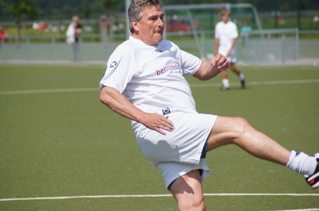 benefiz-fussballspiel