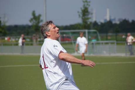 benefiz-fussballspiel