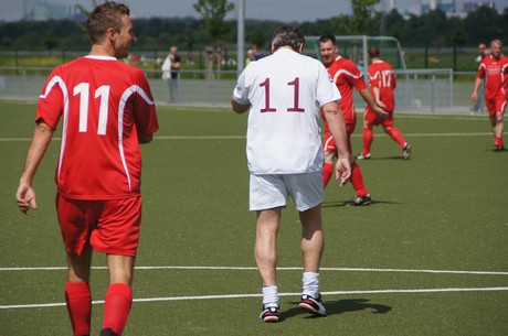 benefiz-fussballspiel