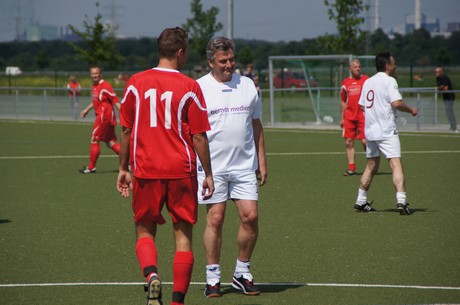 benefiz-fussballspiel