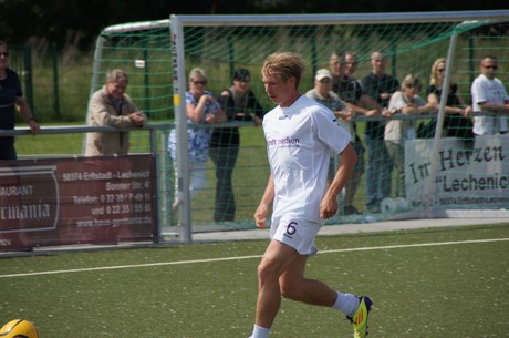 benefiz-fussballspiel