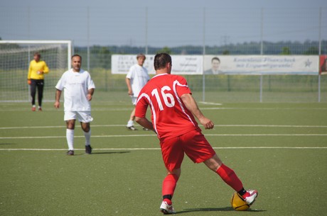 benefiz-fussballspiel