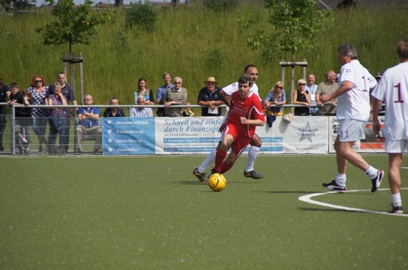 benefiz-fussballspiel