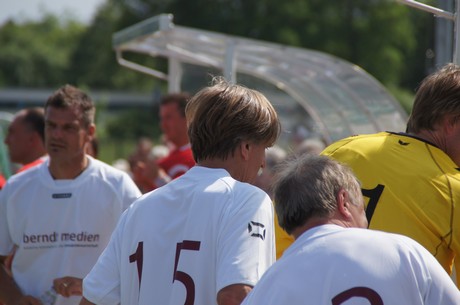 benefiz-fussballspiel