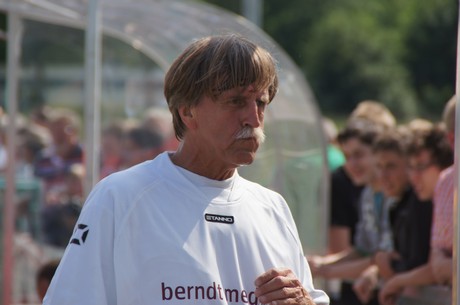 benefiz-fussballspiel