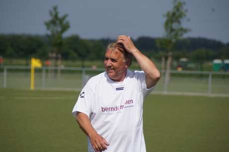 benefiz-fussballspiel