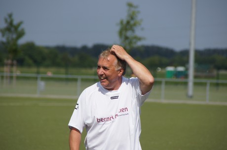 benefiz-fussballspiel