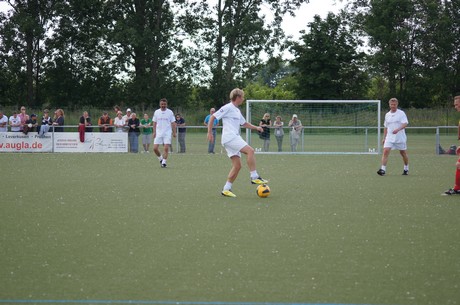 benefiz-fussballspiel