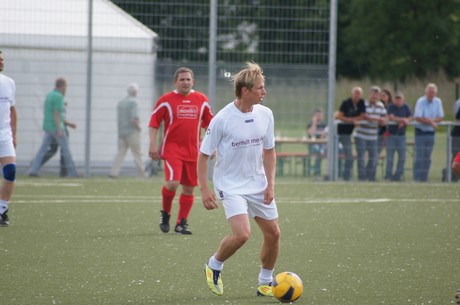 benefiz-fussballspiel