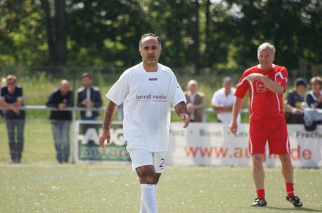benefiz-fussballspiel